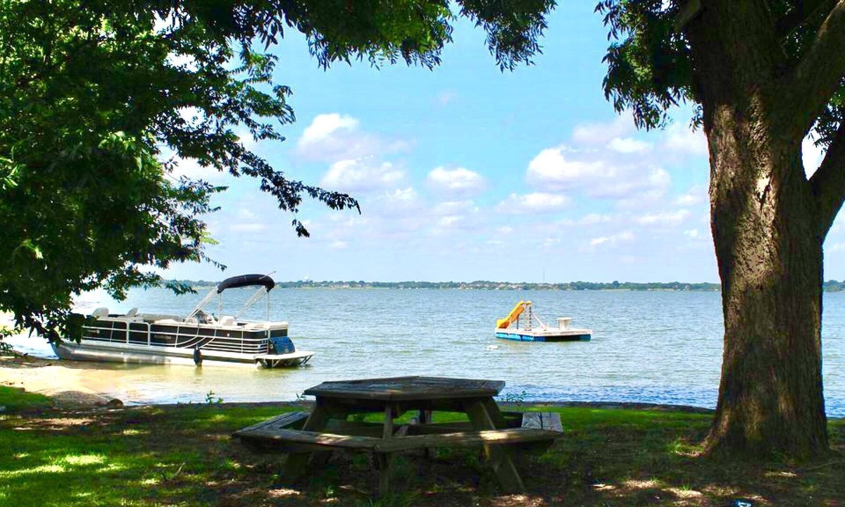 Rockwall House | Romantic Oasis King Size Suite Lakefront