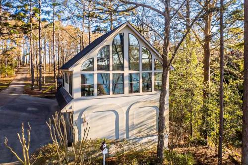 Driftwood Estates Hotel | Romantic Treehouse Loft with Shared Lake Hamilton Access
