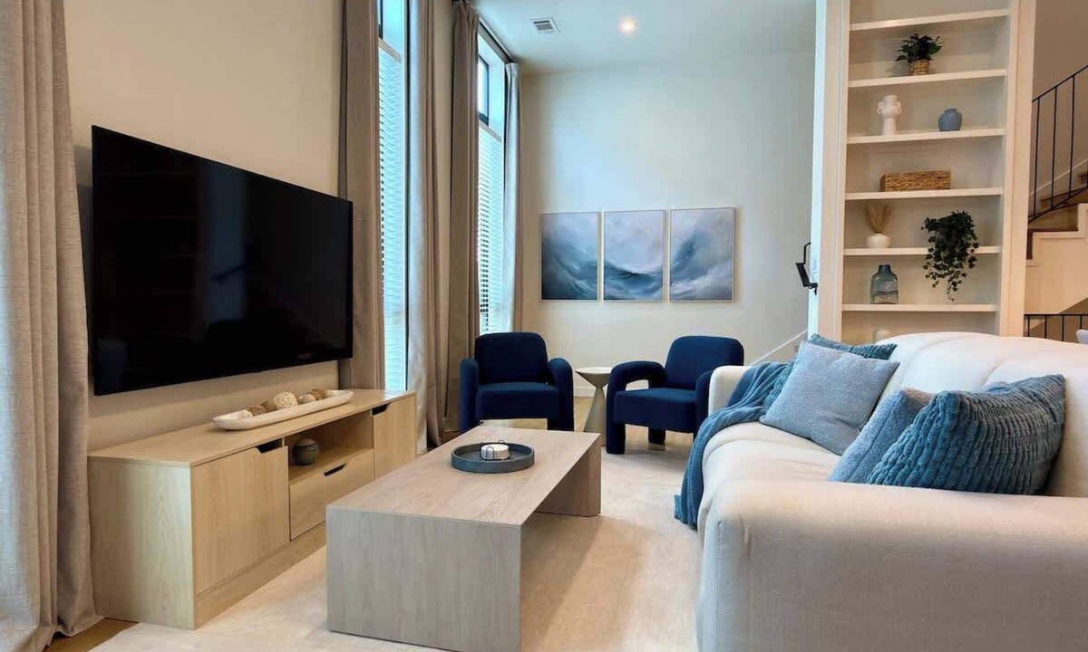 Fort Worth House | Rooftop Retreat Lux Townhome Walk to Magnolia