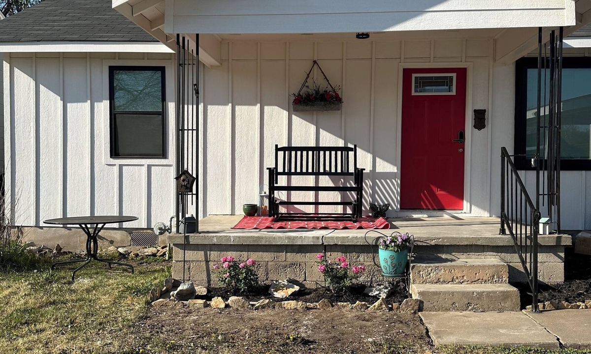 Broken Arrow House | Rose District Charming 3-bedroom house in Broken Arrow with fast wifi
