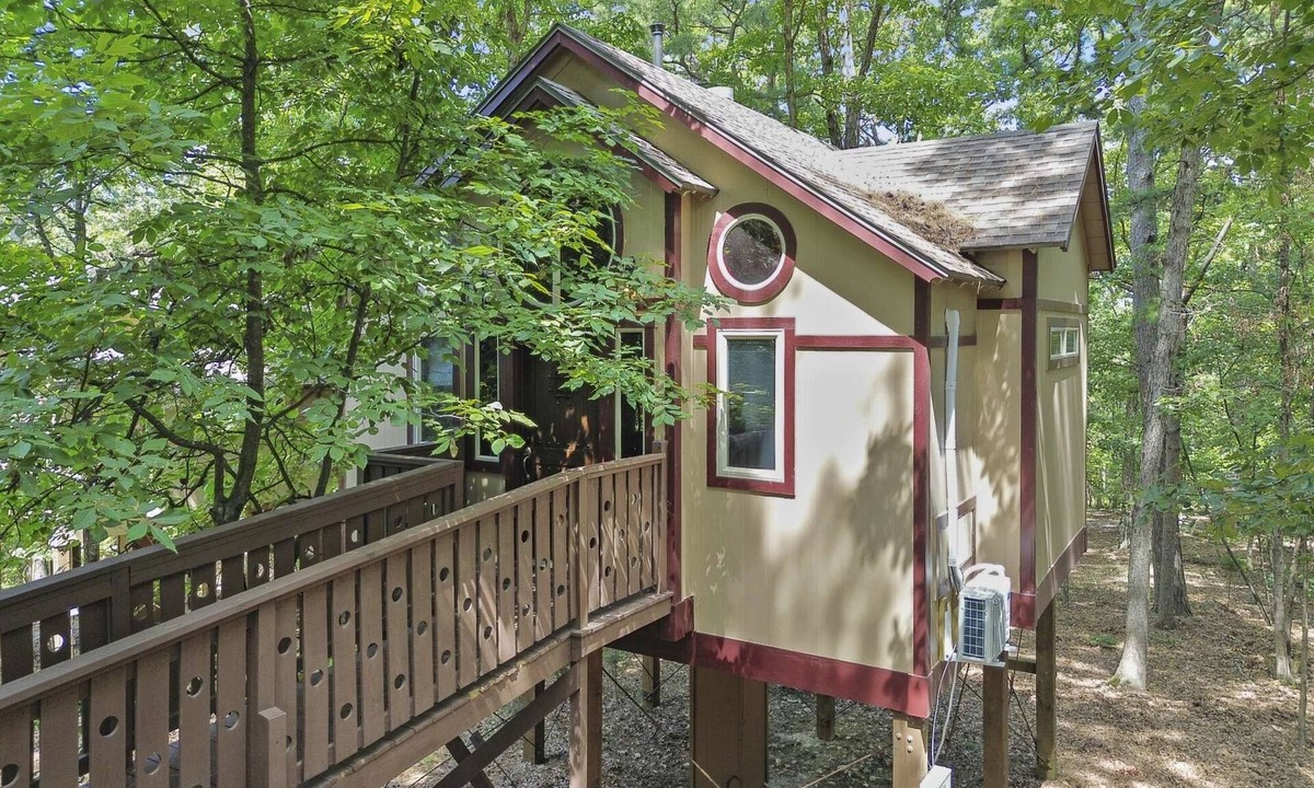 Eureka Springs Cottage | Royal Oak Treehouse with Jacuzzi