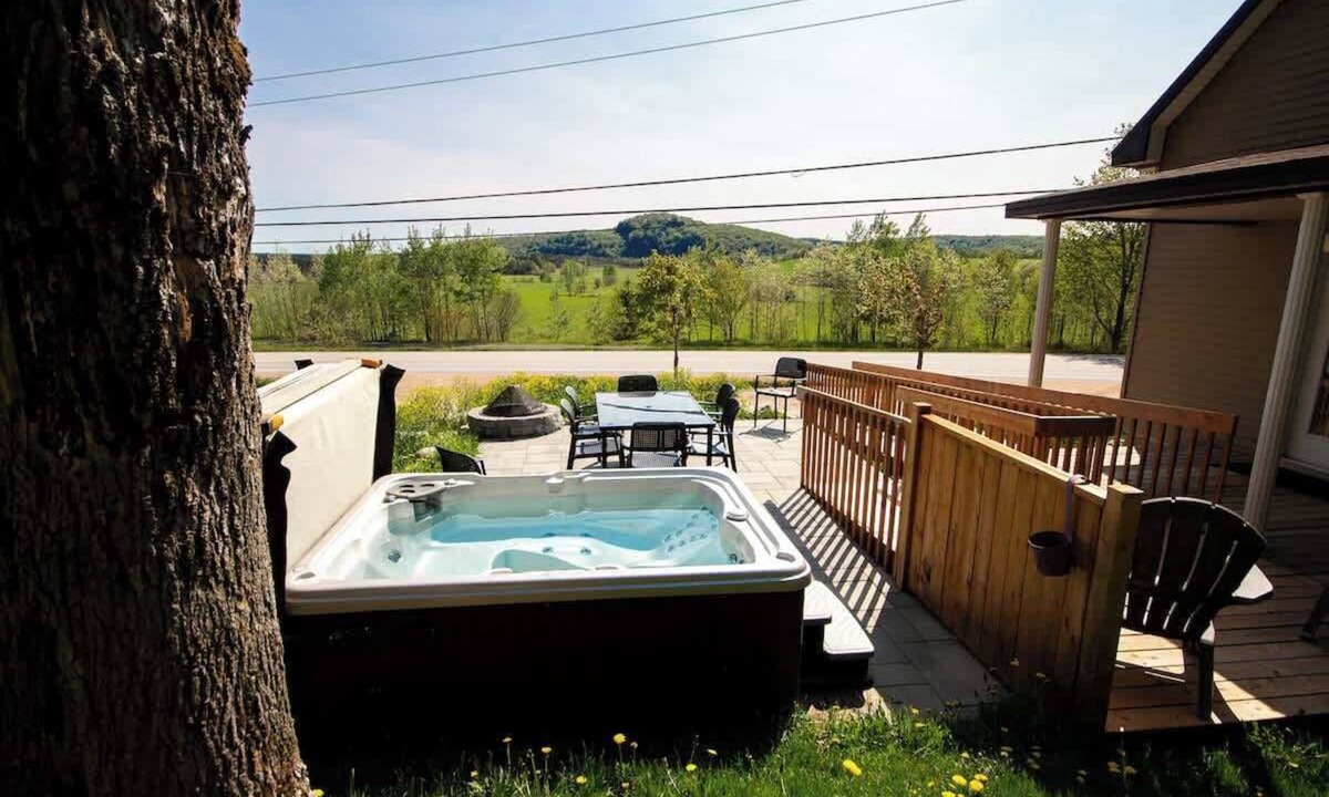 Saint-Leonard-de-Portneuf Ski Chalet | Rustic Chalet with Hot Tub, BBQ & Fire Pit