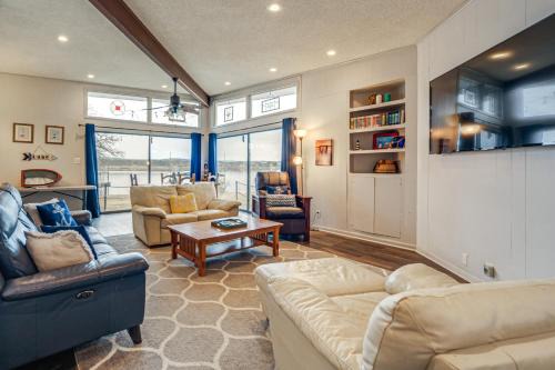 Tow House | Rustic Lake Buchanan Hideaway w/Game Room & Grill