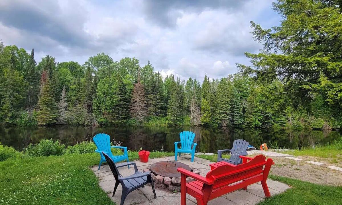 Baddow House | Rustic River Front Cottage Cozy*Kayaks*Hot Tub*Games