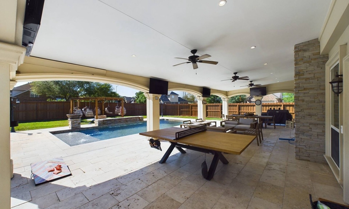 Houston House | Saddle & Spurs BNB- 25 minutes to downtown + pool