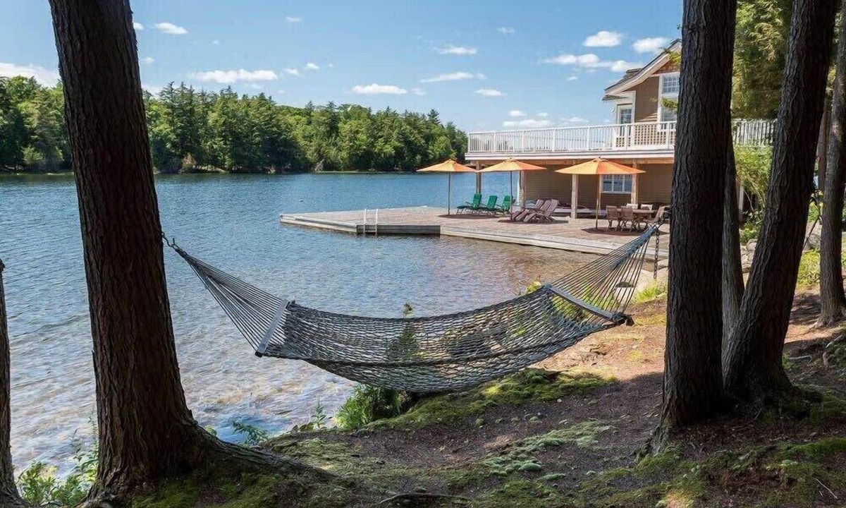 Muskoka Lakes House | Sandy Shores on Lake Joe