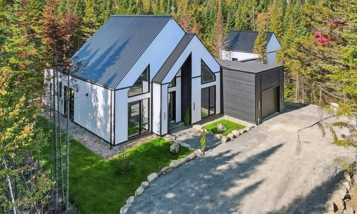 Notre-Dame-de-la-Merci Ski Chalet | Secluded 4BR/5Beds Chalet with Hot Tub, Sauna and private forest