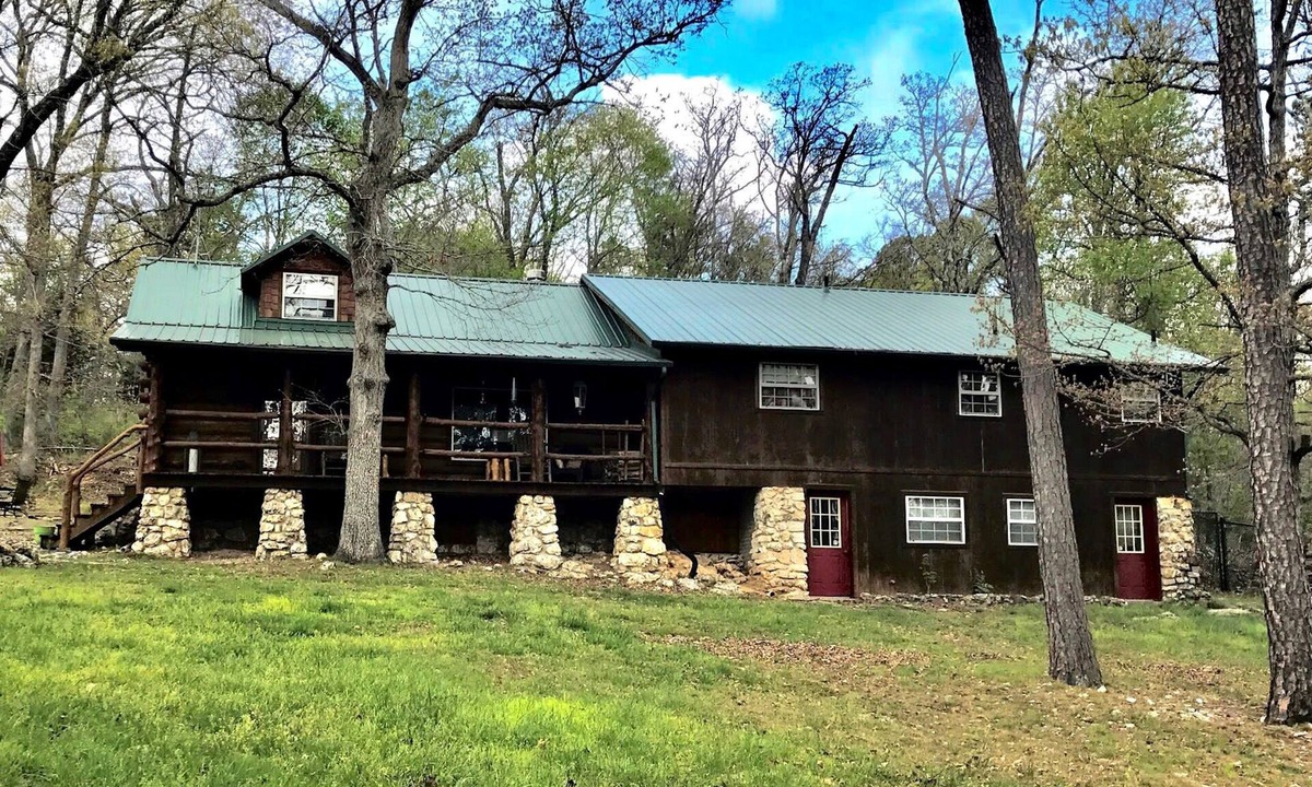 Eureka Springs Historic District Cabin | Secluded authentic log cabin with firepit, pizza oven & private patio