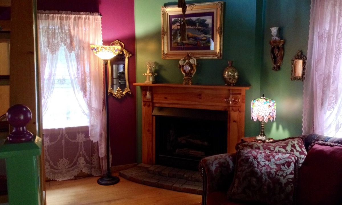 Eureka Springs Historic District Cottage | Secluded Romantic Dollhouse BnB in Downtown Historic District
