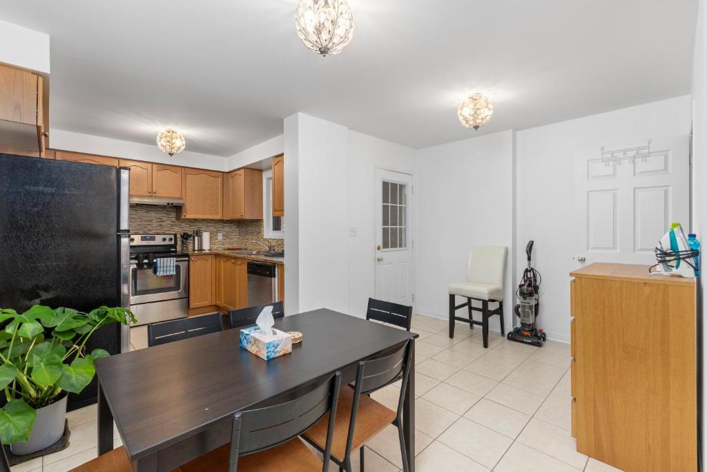Downsview House | Semi-Private Townhouse - 3 Bedrooms, 4 beds, Free Parking, Wifi, Netflix, - Hosted by Matthew