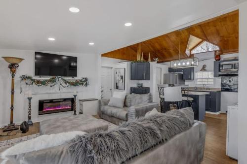 Lottie House | Serene Bayou Camp - Spacious 3BR Home w Loft