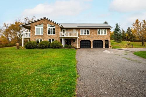 Melancthon House | Serene Paradise - Farmhouse with Pond & Hottub