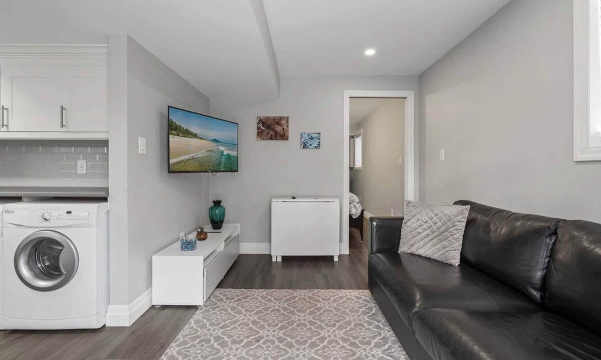 Oshawa House | Serene ravine retreat. 2 mins drive to great fun world Arcade !