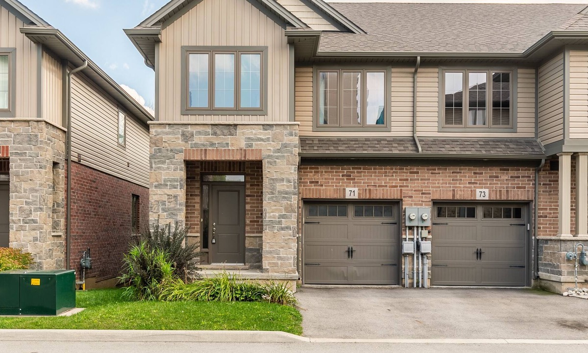 Stoney Creek House | Simply Comfort. 3BR 2.5BA Townhome 1 min to the Beach. BBQ.Parking