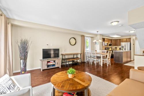 Ledbury - Heron Gate - Ridgemont - Elmwood Apartment | SimplyLovely Modern Condo Near Downtown Ottawa with Free Parking and Patio