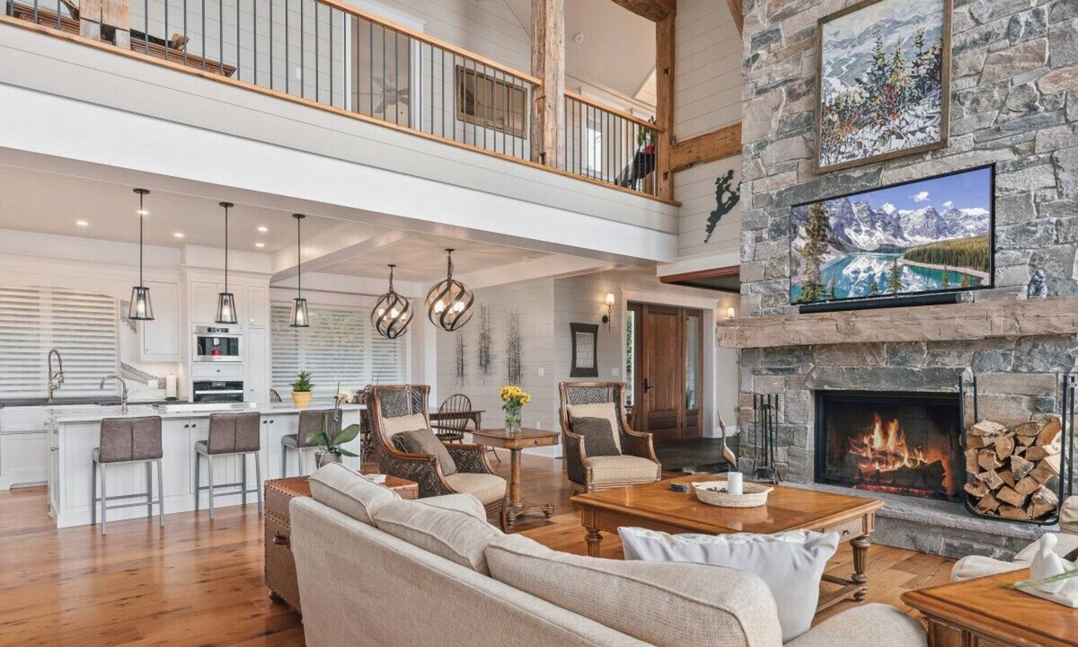 Dorset House | Situated onto the peaceful shores of Trading Bay located on Lake of Bays