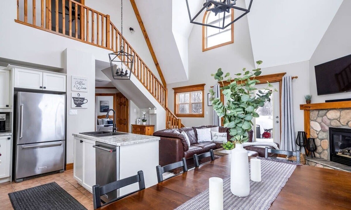 The Blue Mountains House | Snowy Mountain Summit & Sol - Shuttle & Pool