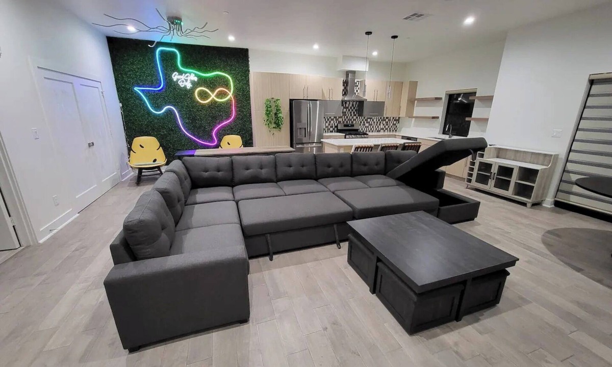 Oak Cliff House | Social House w/Rooftop Deck, King Bed & 2-car garage parking!