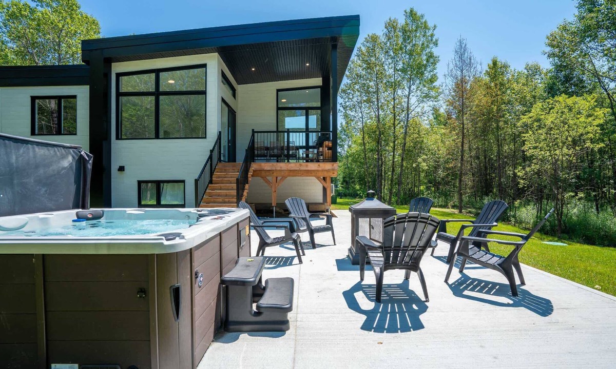 Weedon Ski Chalet | Spa & Adventure | Chalet Valikas