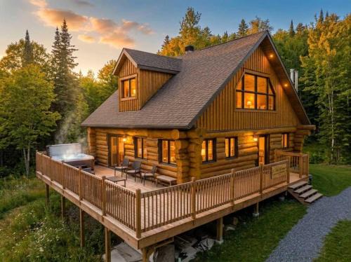 St-Adolphe-d'Howard Ski Chalet | Spa & Pool table - Le Massif