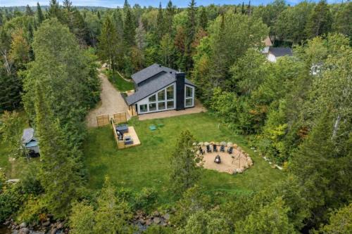 Entrelacs Ski Chalet | Spa River Pool Table - Chalet Ombre & Lumiere