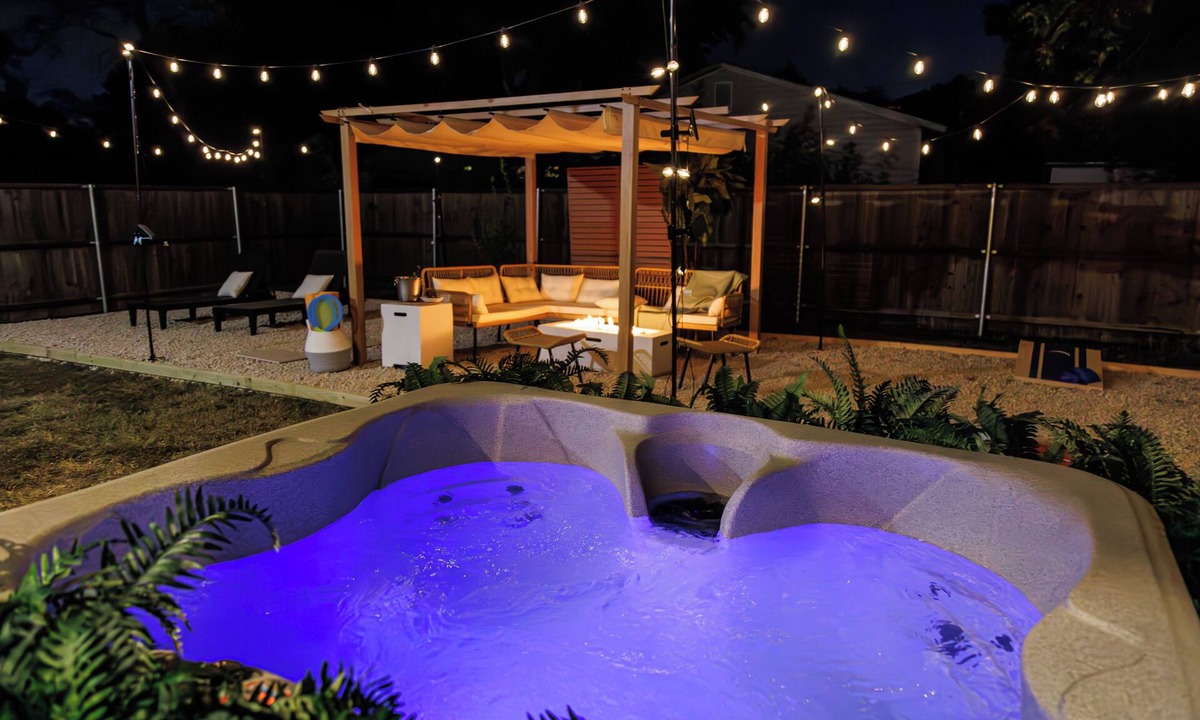West Dallas House | Spa ~ Stunning Yard & Hot Tub ~ Prime Location