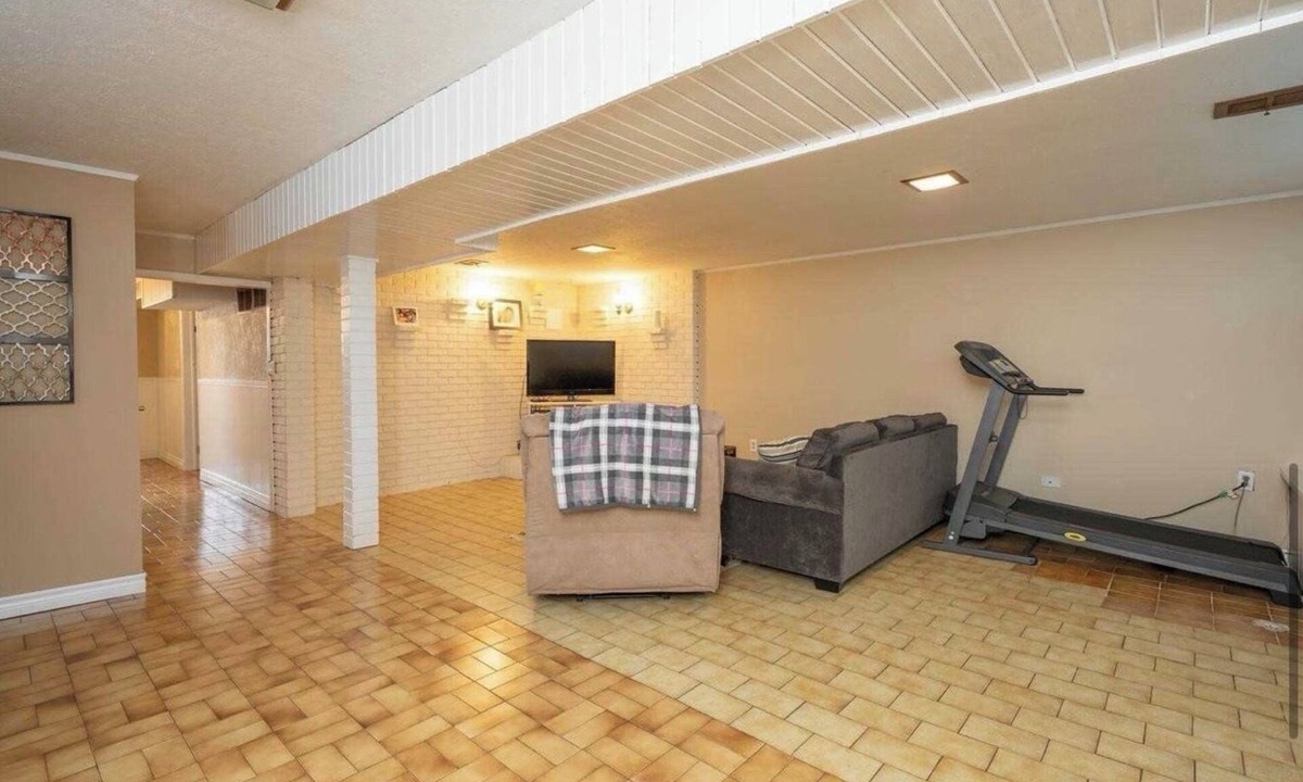 Downsview House | Spacious 1 bedroom apartment, excellent location, separate entrance,safe & clean