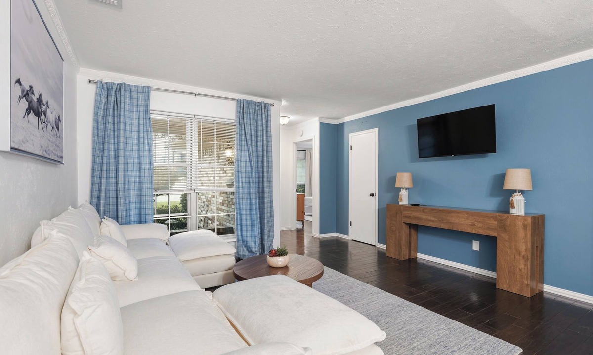 Glencoe Apartment | Spacious 2 Bed Lower Greenville Getaway (Left Side)