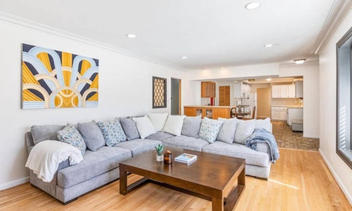 Grosse Pointe House | Spacious 3 BR Modern Home in Grosse Pointe Park