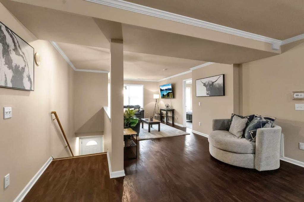 Amherst Apartment | Spacious 3 bed 3 bath apartment near airport UB