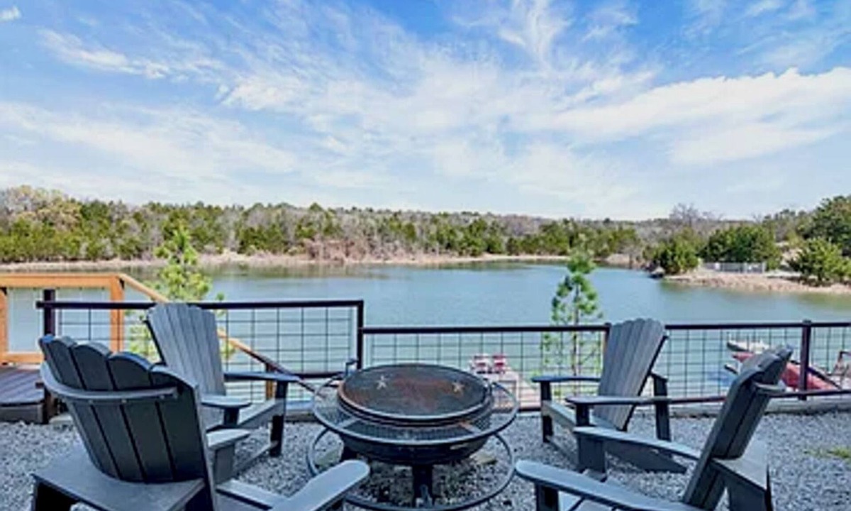 Pottsboro House | Spacious 3-Story, 4-bedroom, Split-Level Waterfront Townhome