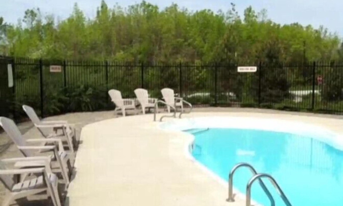 Craigleith House | Spacious 3BR Home w/Hot Tub, Parking & Pool Access