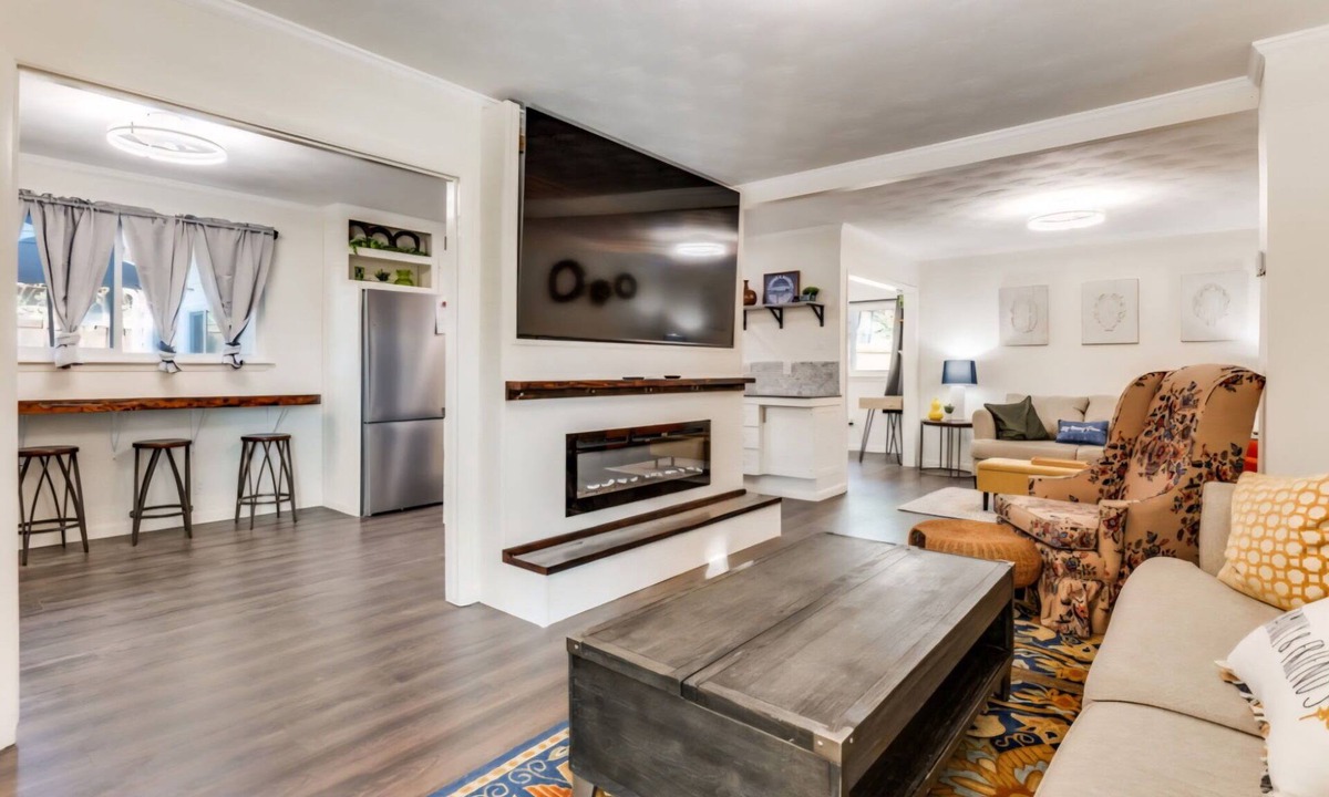 Irving House | Spacious 4-bedroom Home with Hot Tub - Private Oasis in DFW