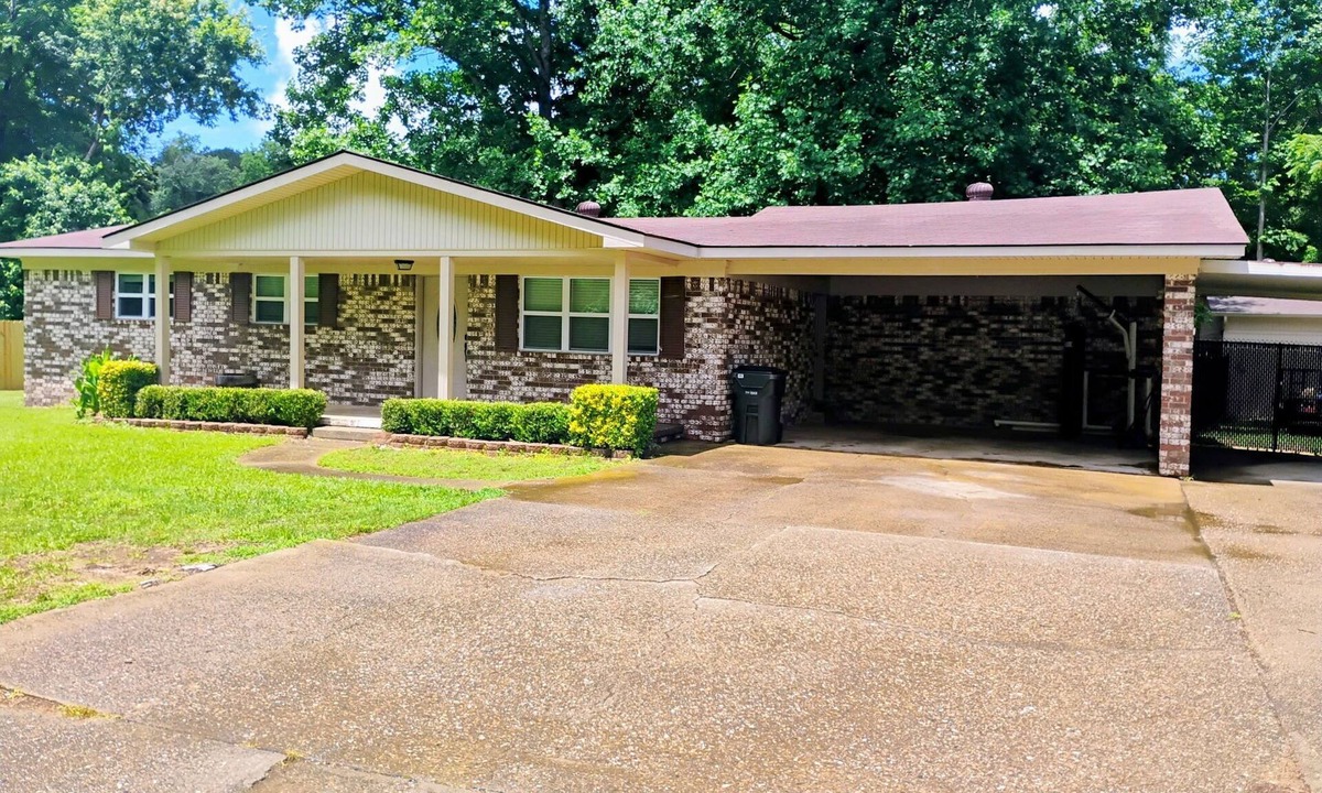 Piney House | Spacious 4-bedroom house in peaceful Hot Springs with AC