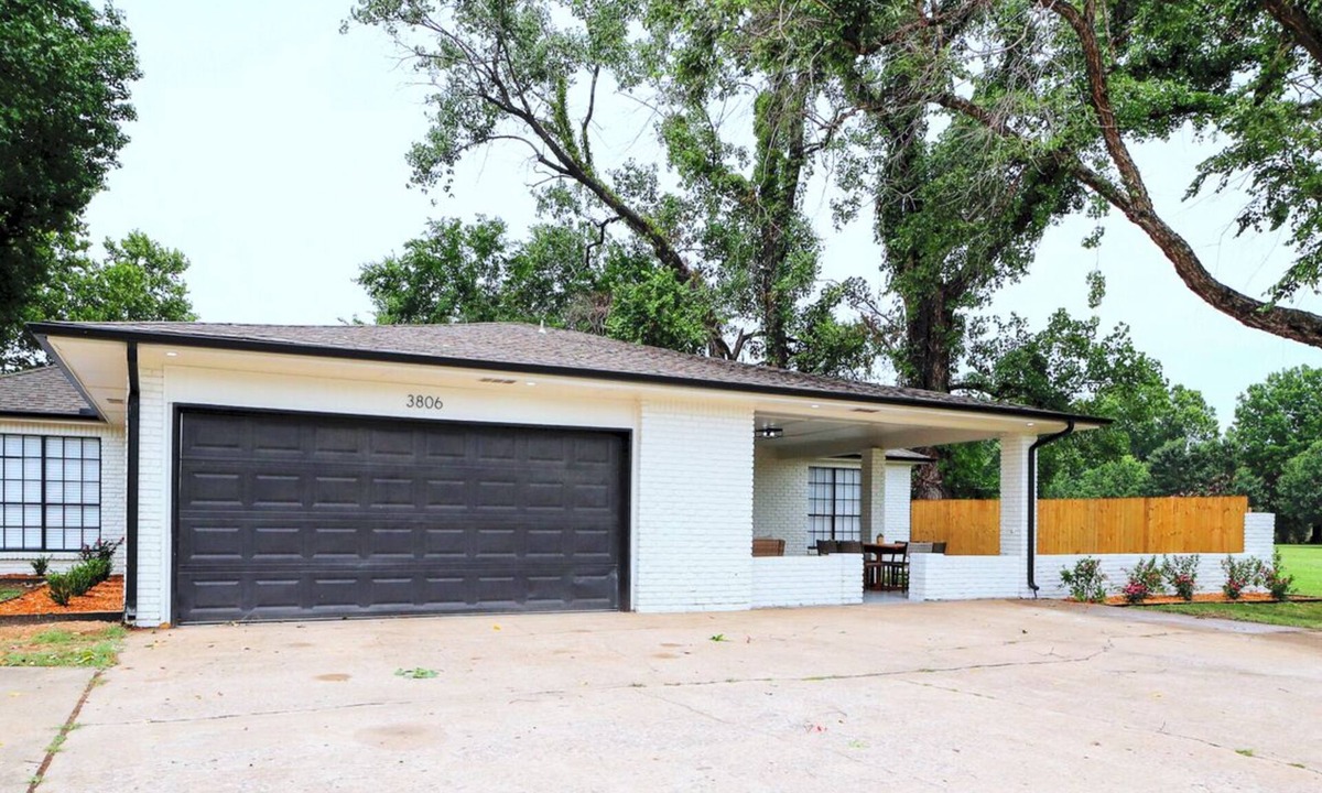 Muskogee House | Spacious 4BR | 2 King Suites, River, Lakes