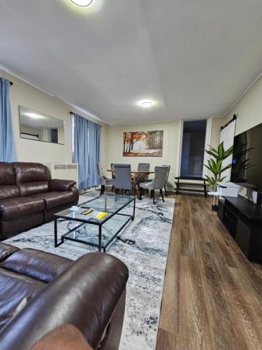 Peterborough Apartment | Spacious 4BR Home, King Loft, Near Hospital, Downtown & Sporting Arena