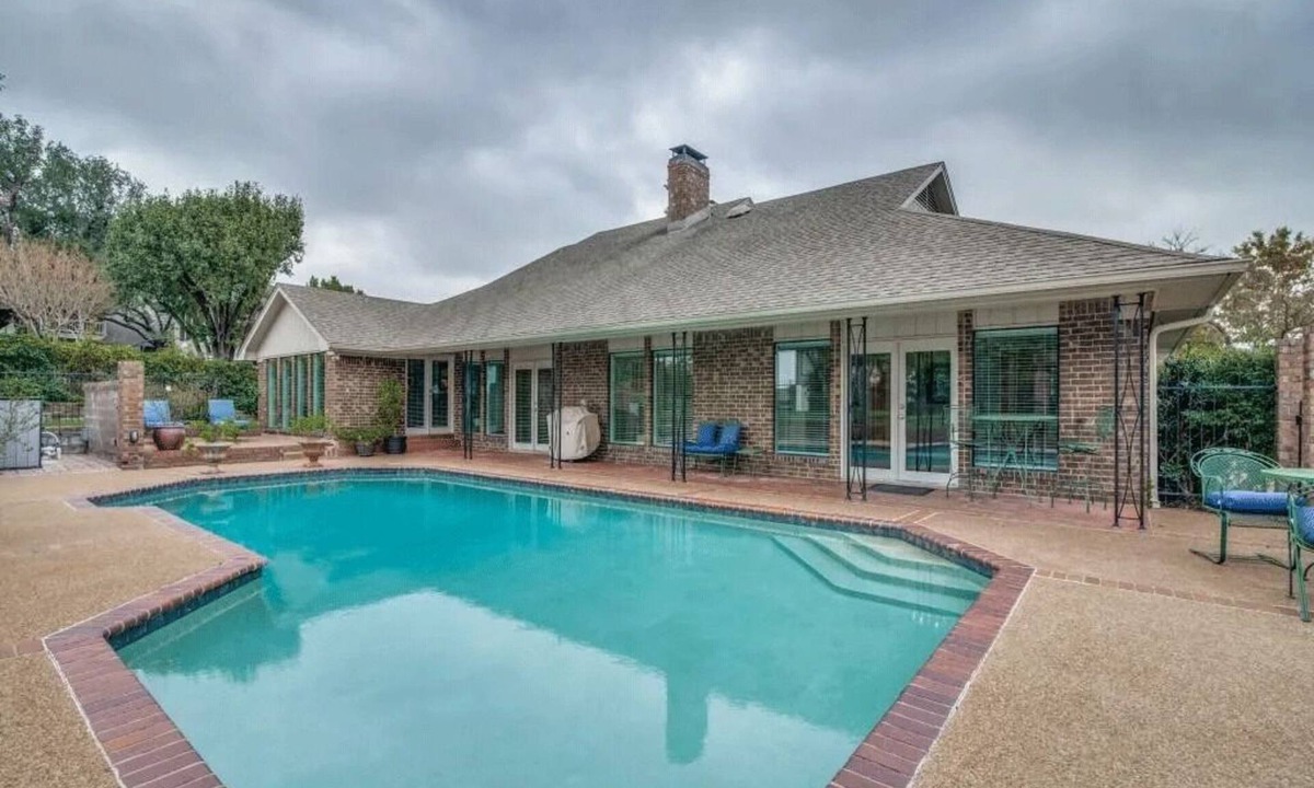 Heath House | Spacious 5-bedroom executive home in prestigious community of Shepherds Glen.