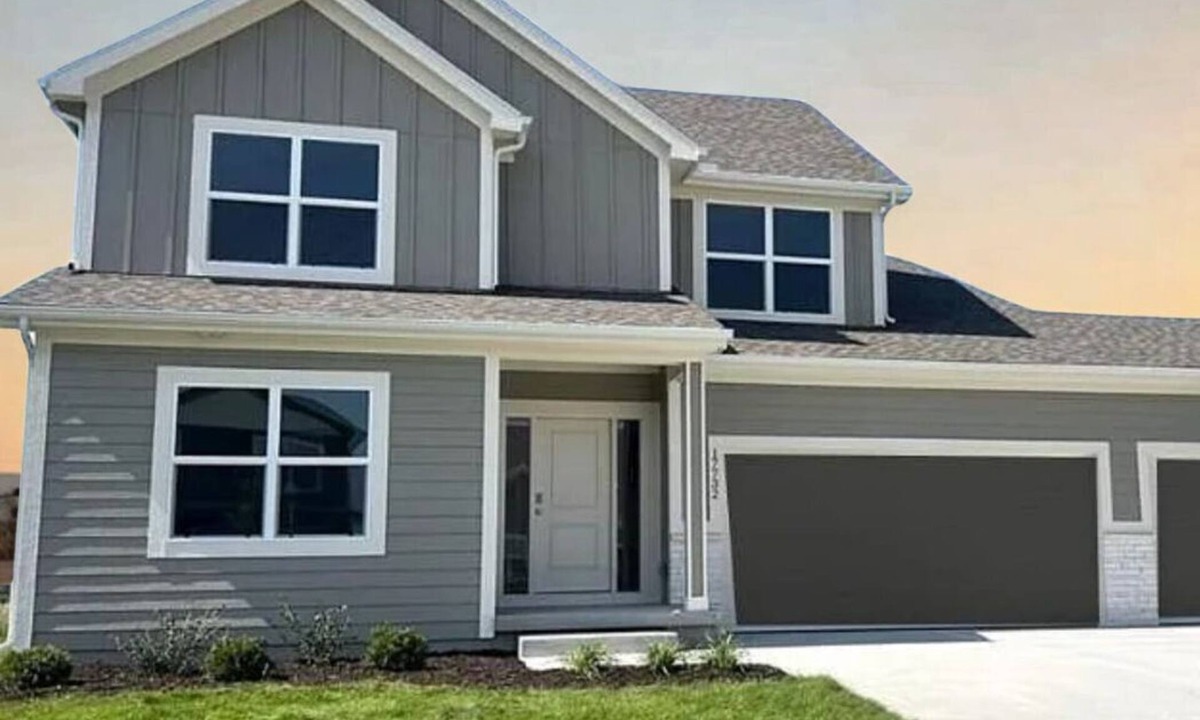 New Century House | Spacious 5BR Home Sleeps 12 - Pool - Family Friendly