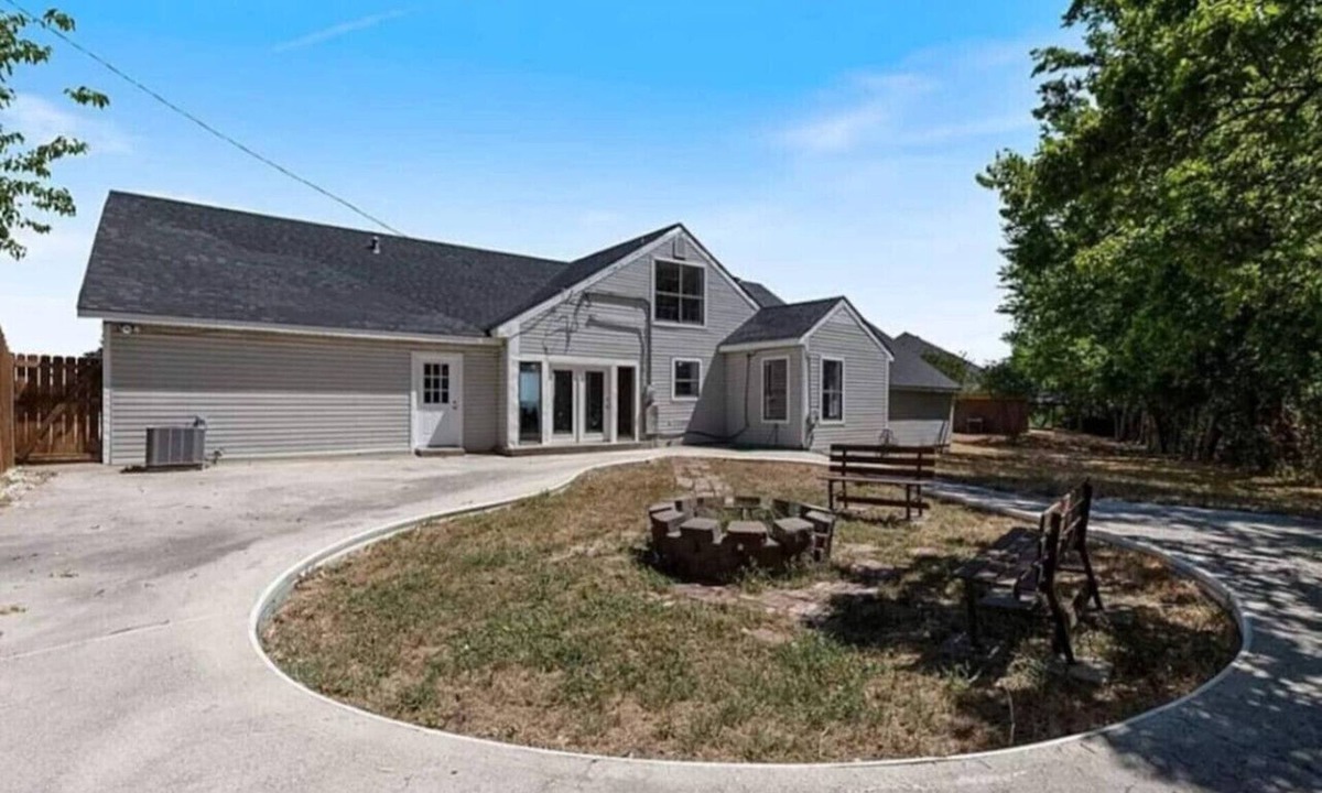 Corsicana House | Spacious 5BR King Beds