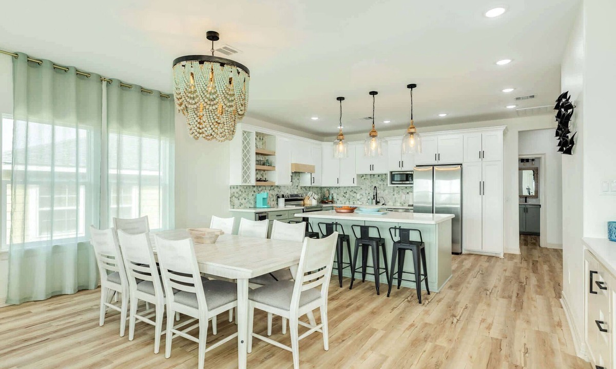 Surfside Beach House | Spacious 5BR Surfside Beach House with Sea Views