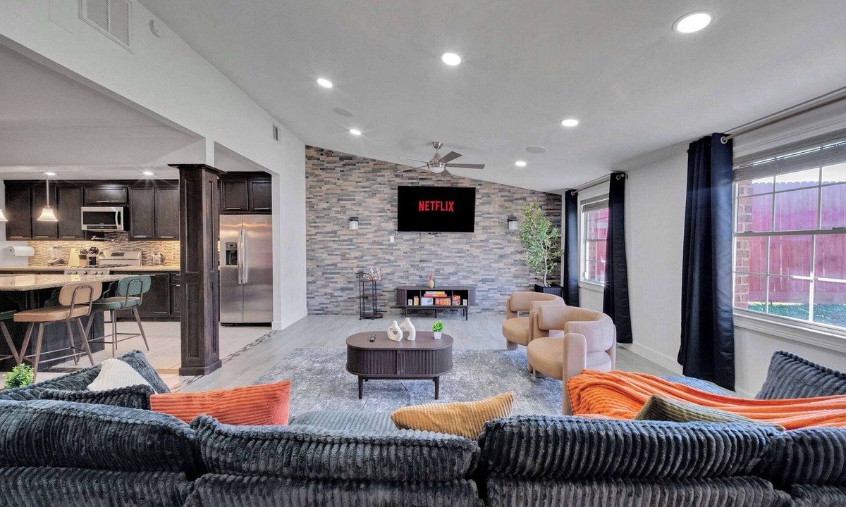 Brookhollow House | Spacious 6BR House | Sleeps 15 | 1GB|WD | Galleria