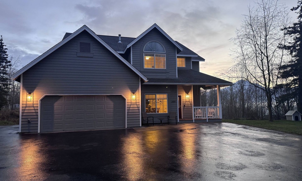 Gateway House | Spacious Alaskan Retreat No Extra Cleaning Fees!