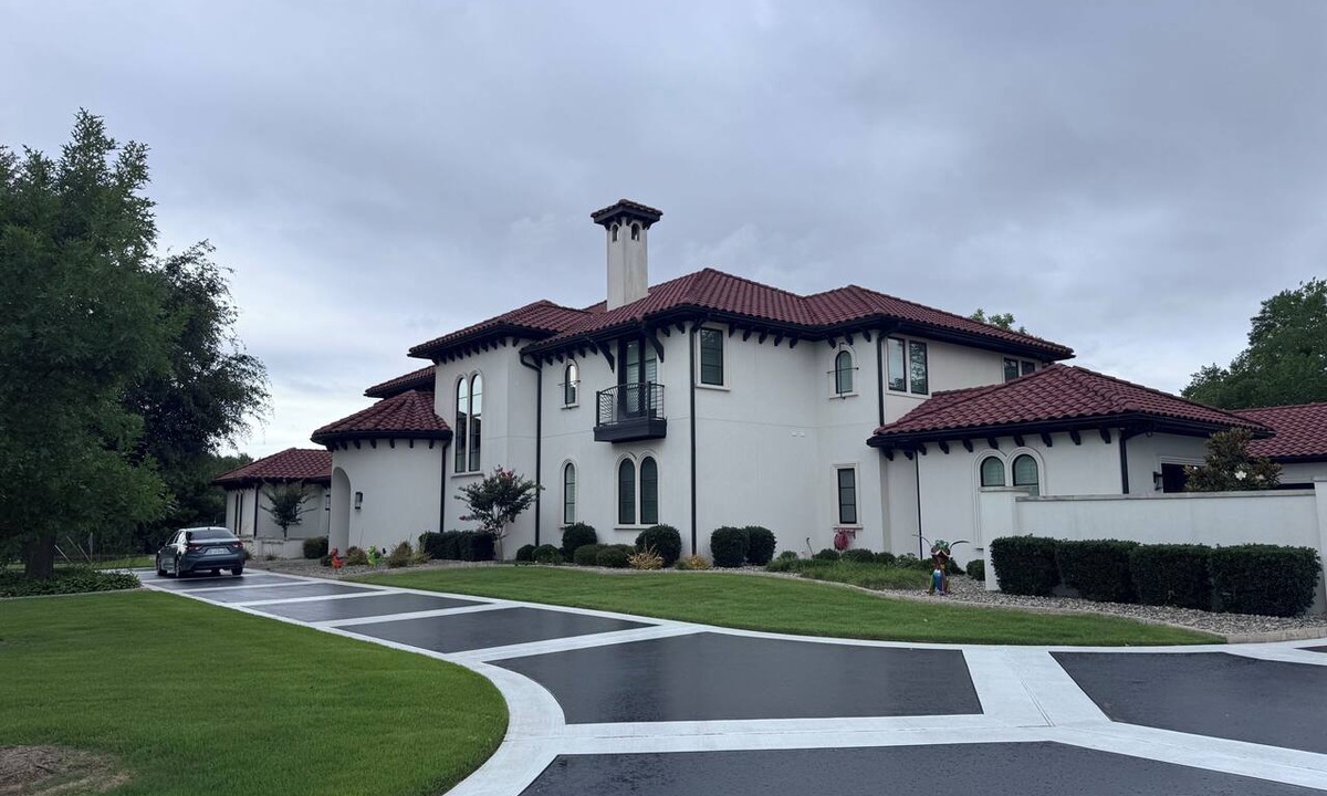 Colleyville House | Spacious and modern 5 bedroom, 5 1/2 bath home with a pool and media room.