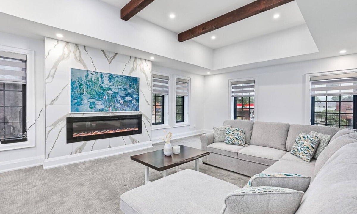 Collingwood Condo | Spacious Apartment in Downtown Collingwood - 229 Hurontario