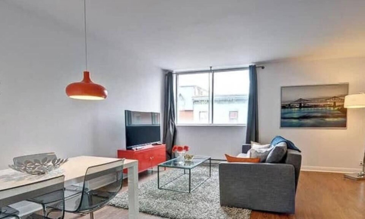 Ville-Marie Apartment | Spacious & Bright | TV | Desk | Pet Friendly | AC