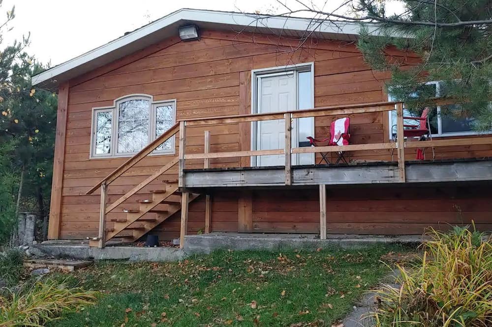Benny Cabin | Spacious Cabin with Beachside Gazebo Ideal for an Ontario Holiday on Onaping Lake