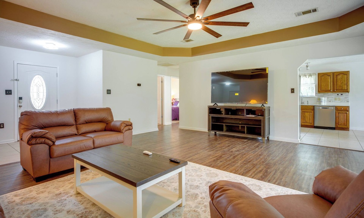 DeRidder House | Spacious, Convenient! DeRidder Home w/Fenced Yard