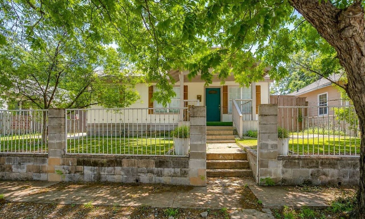 Oak Cliff House | Spacious Dallas Home + Guest House | Sleeps 21