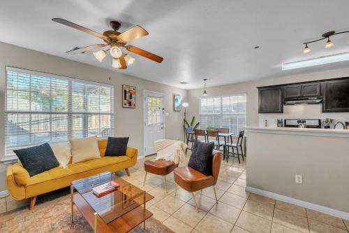 Franklin Park House | Spacious Duplex Central Austin Pet Friendly