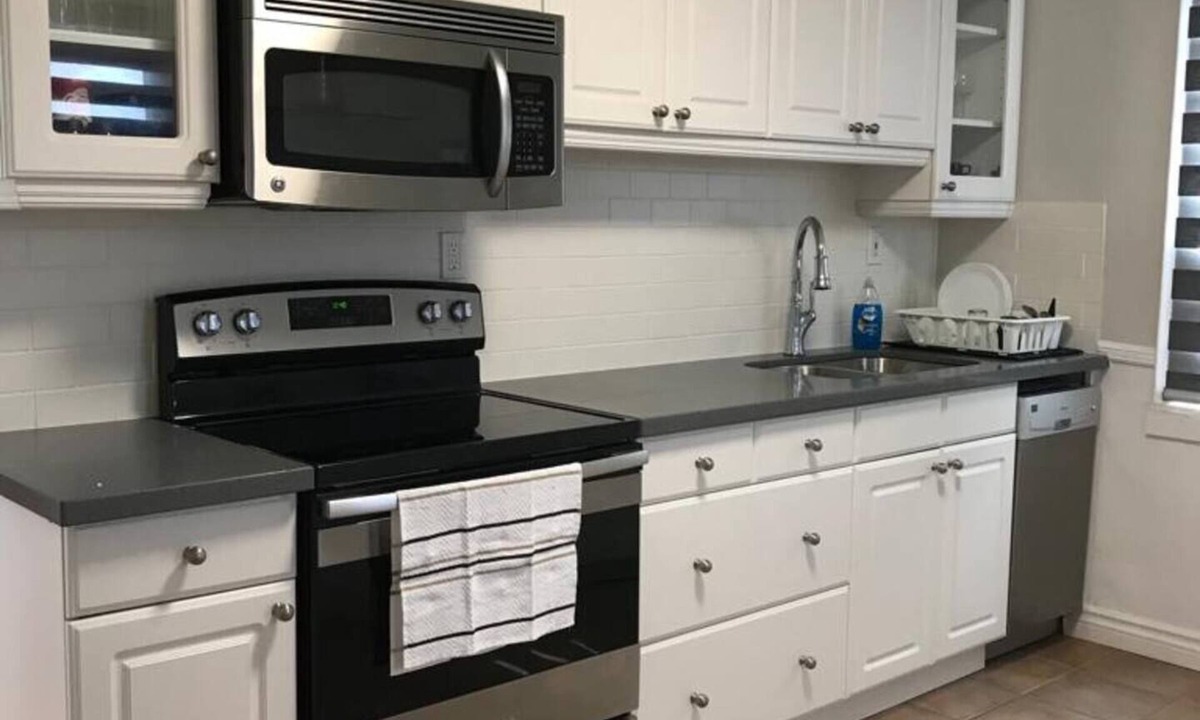 The Queensway House | Spacious, elegant, 2BR newly renovated close to DT